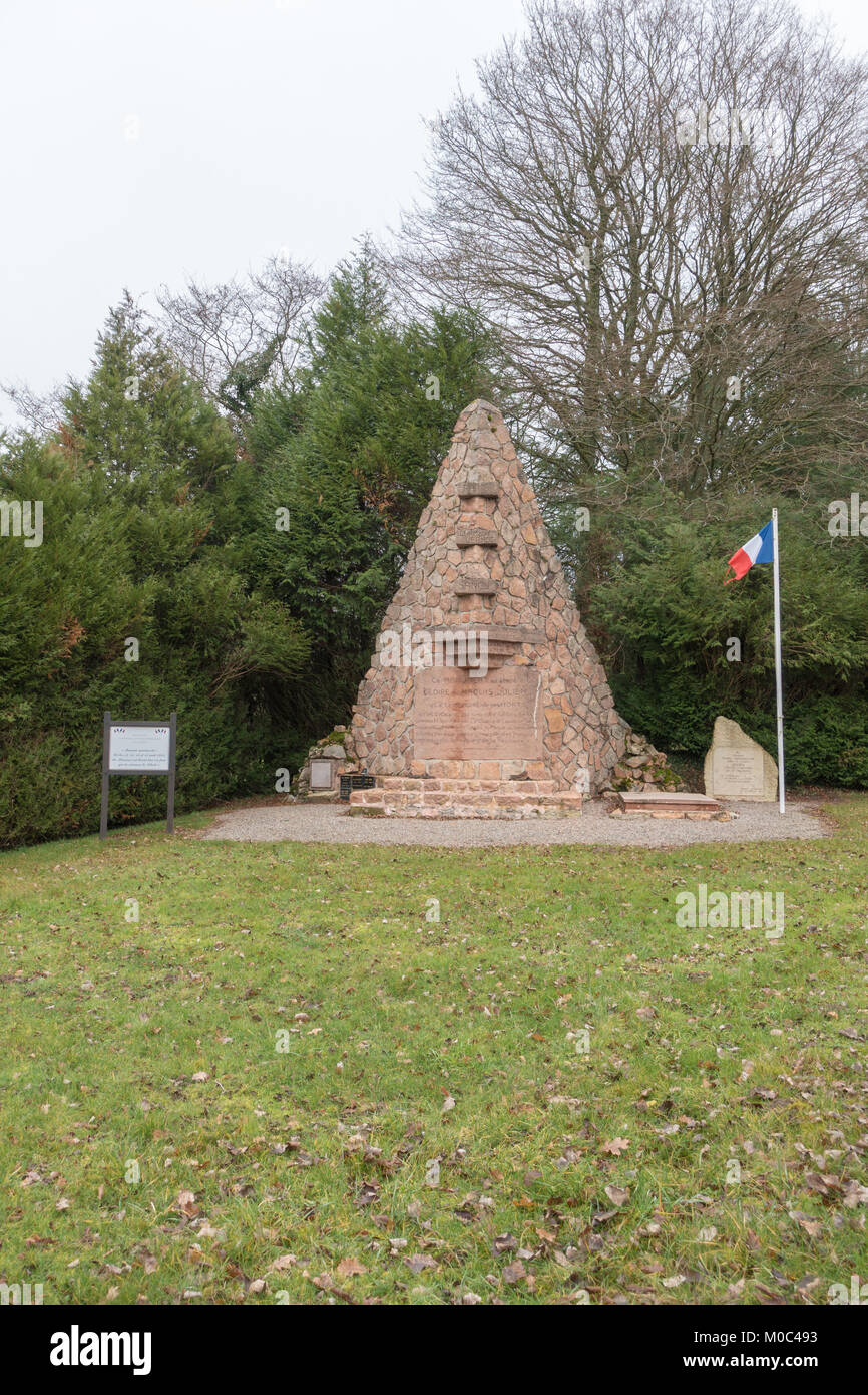 Denkmal und Gedenkstätte die Erinnerung an den Zweiten Weltkrieg und Oberst Henneguier in Sancy, Nievre, Bourgogne, Frankreich Stockfoto