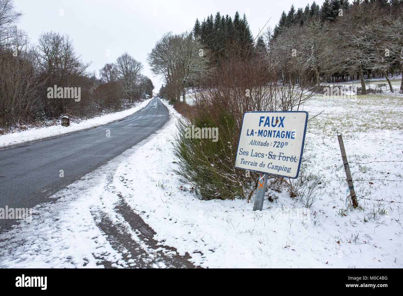 Zeichen entlang der Straße D 992 im Winter in die französischen Dorf Faux-la-Montagne, Creuse, Nouvelle-Aquitaine, Frankreich Stockfoto