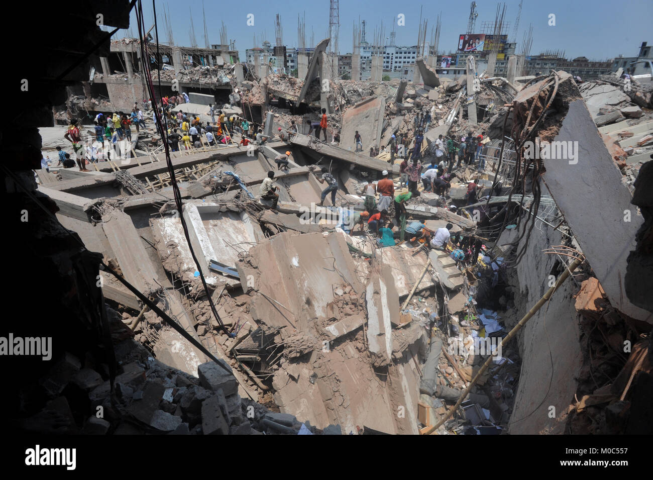 DHAKA, BANGLADESCH - April 24, 2013: ein Blick von oben auf die rana PLAZA Gebäude dem Einsturz an Korcula, in der Nähe von Dhaka, Bangladesch. Stockfoto