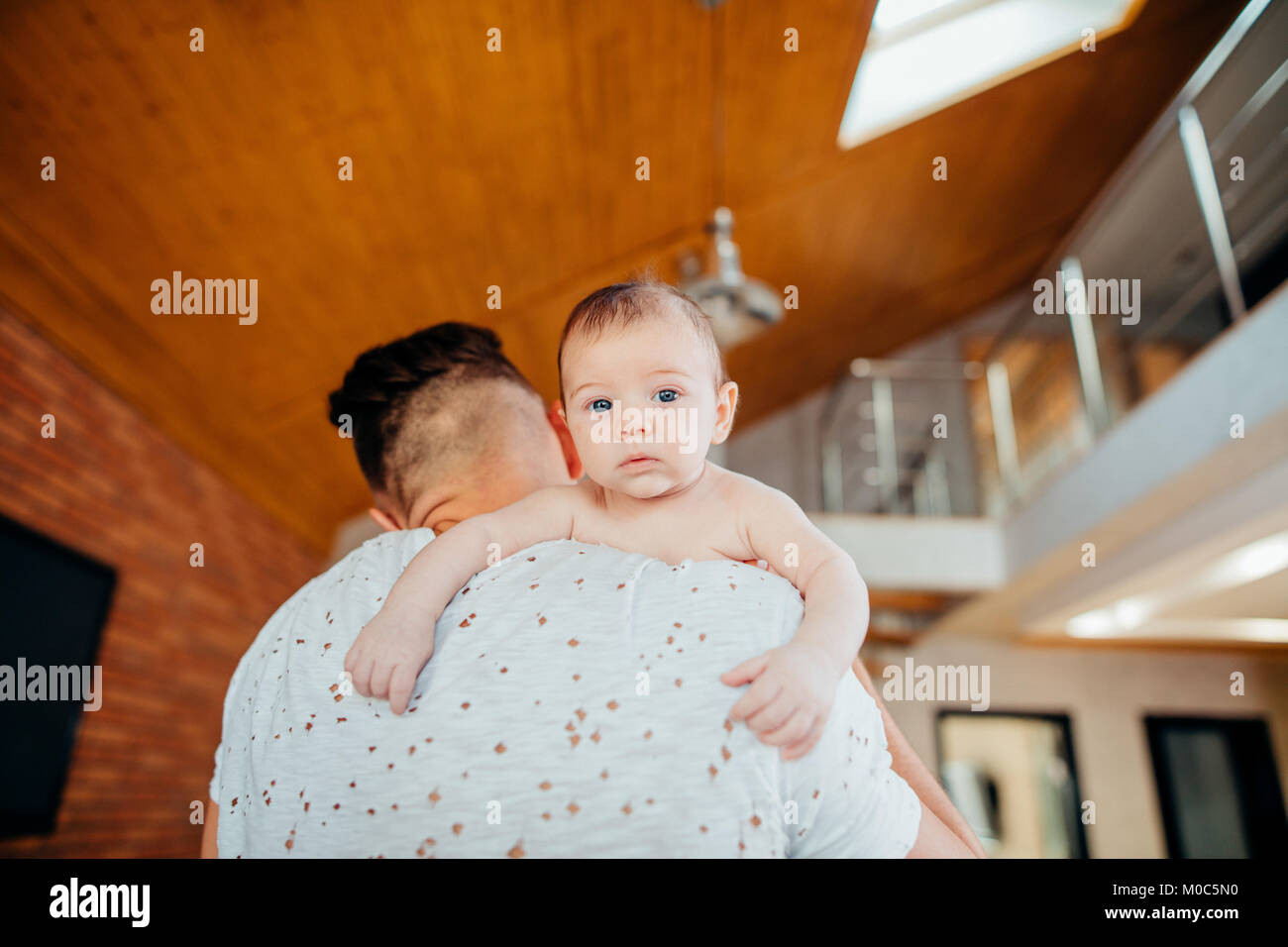 Junge Vater seinen neugeborenen Sohn Holding Stockfoto