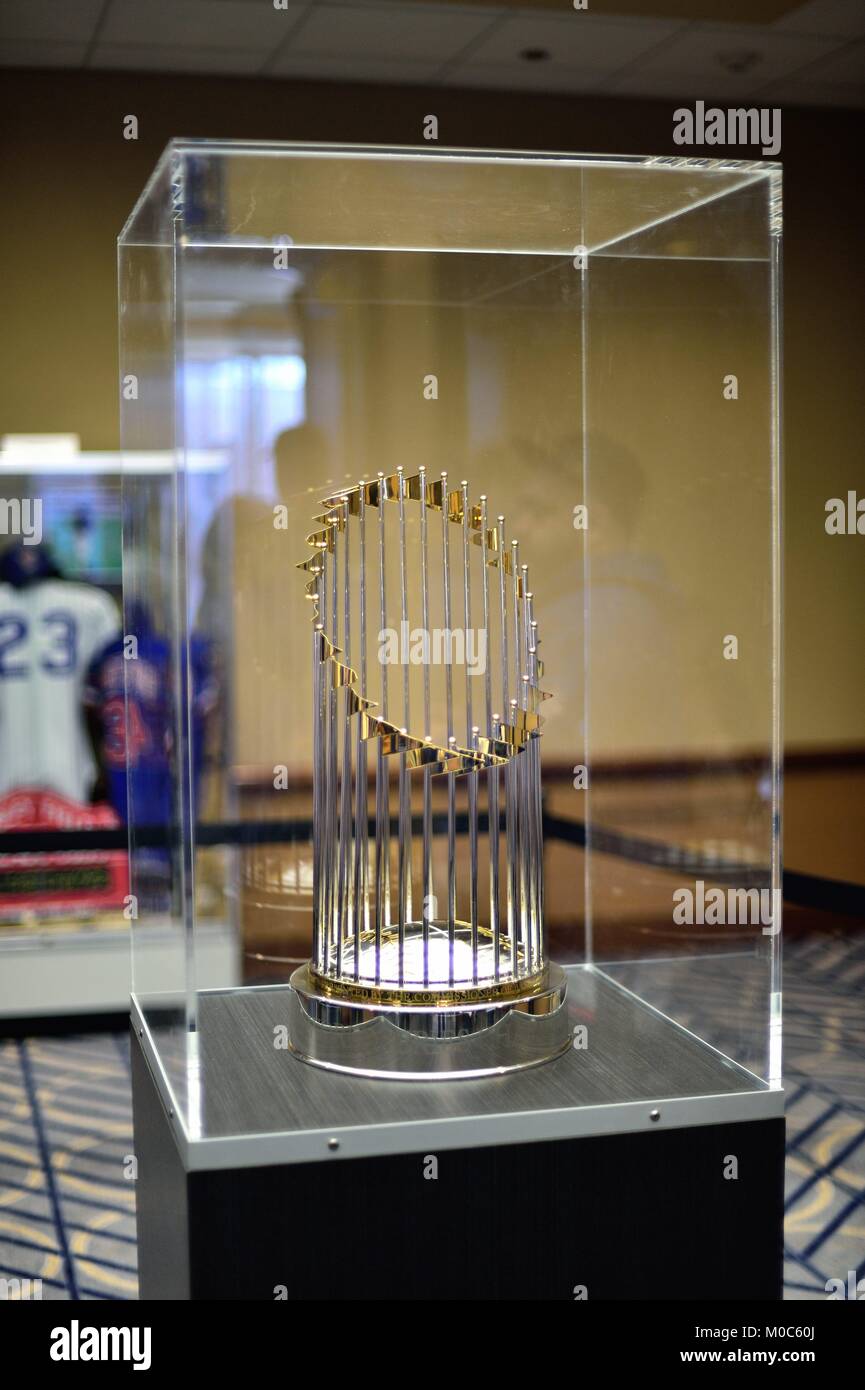 Die 2016 World Series Championship Trophy auf dem Display für die Fans an der jährlichen Chicago Cubs Übereinkommen. Chicago, Illinois, USA. Stockfoto