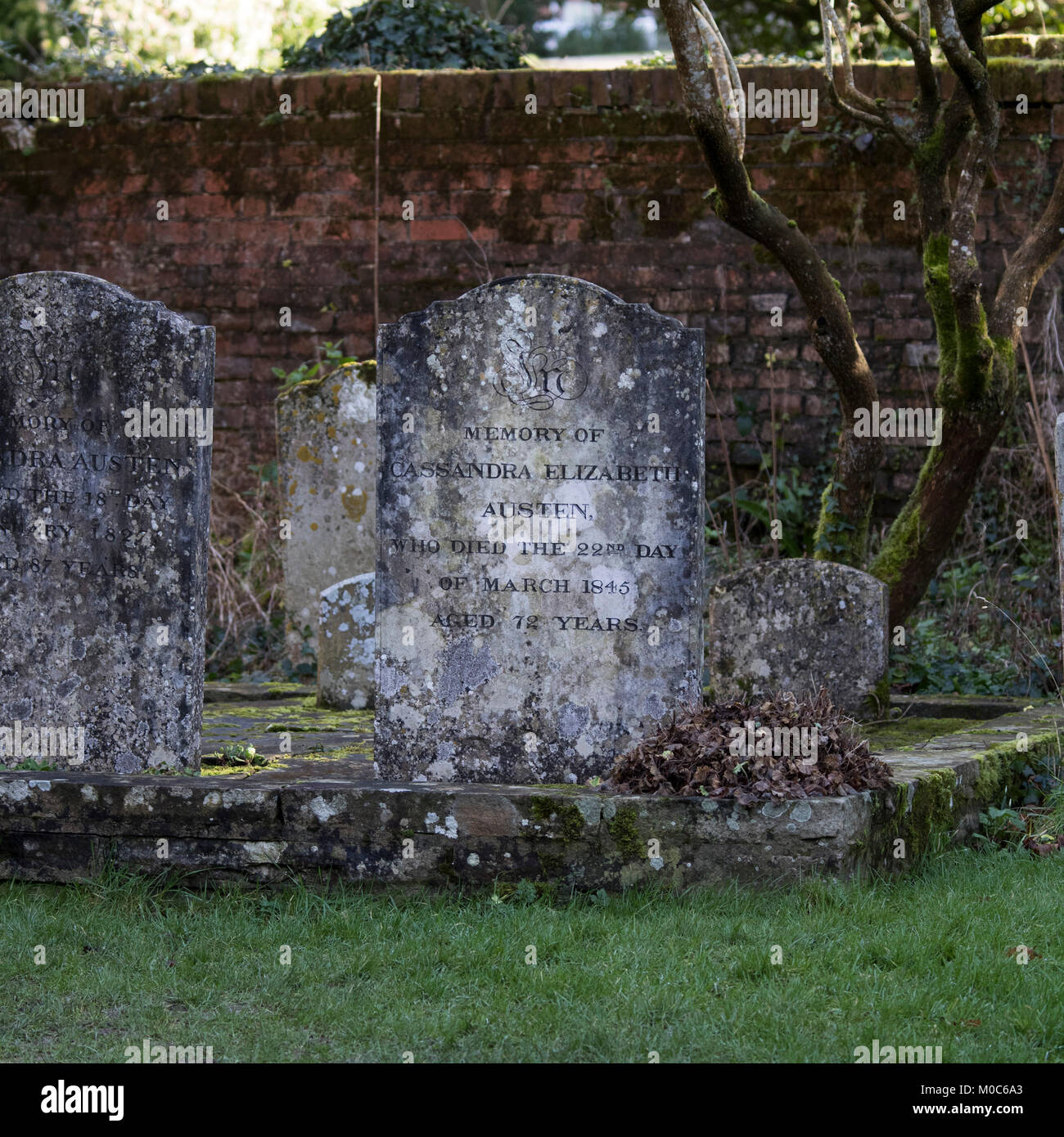 Die Gräber von Cassandra Elizabeth Austen (ältere Schwester von Jane Austen) und Cassandra Austen (geborene Leigh) Mutter von Jane Austen in Chawton Kirchhof, H Stockfoto