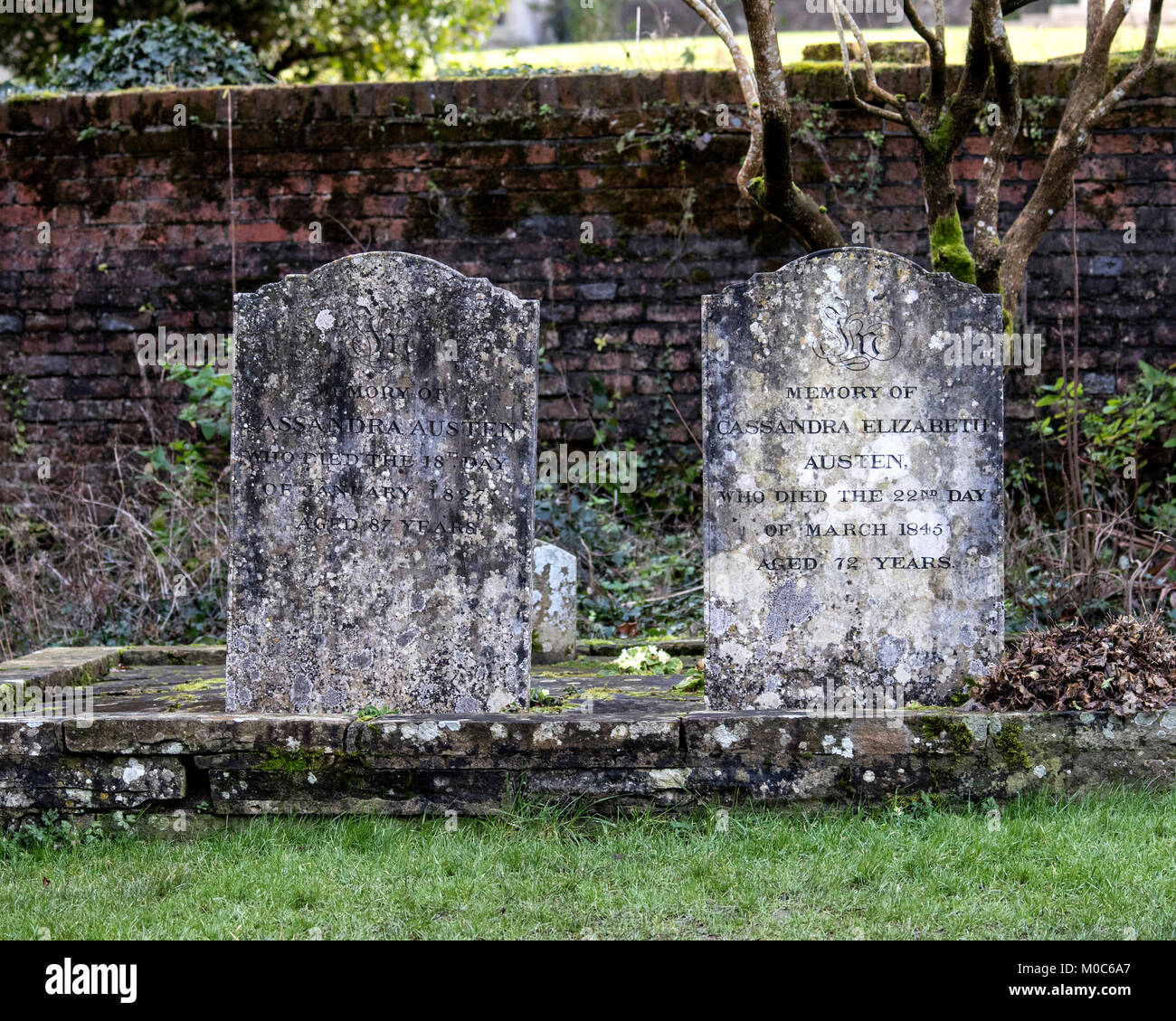 Die Gräber von Cassandra Elizabeth Austen (ältere Schwester von Jane Austen) und Cassandra Austen (geborene Leigh) Mutter von Jane Austen in Chawton Hampshire Stockfoto