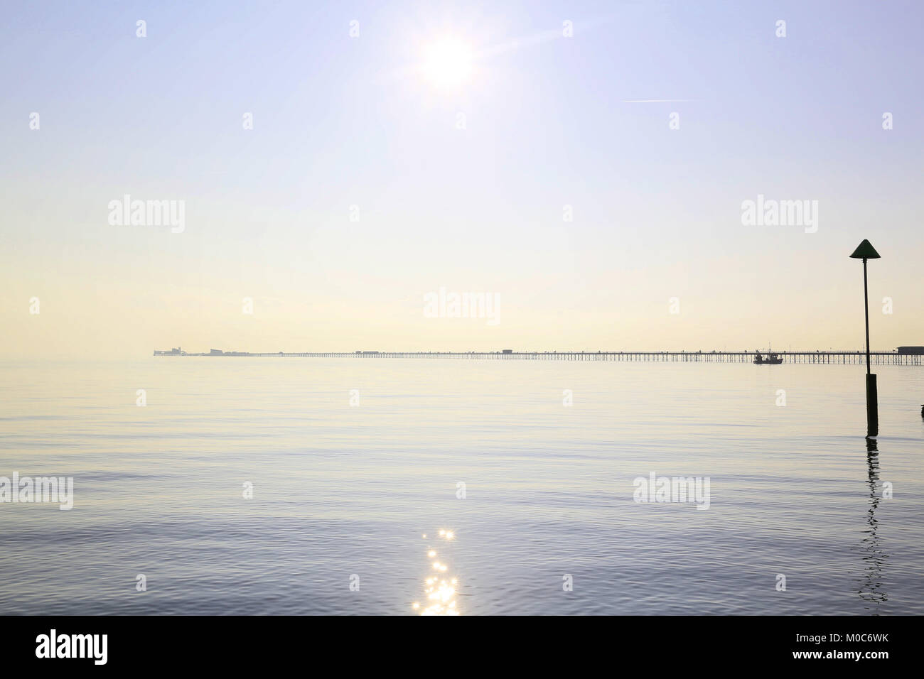 Ruhiger Tag mit Sonne tief am Himmel, southend Meile langen Pier und die Horizontlinie Stockfoto