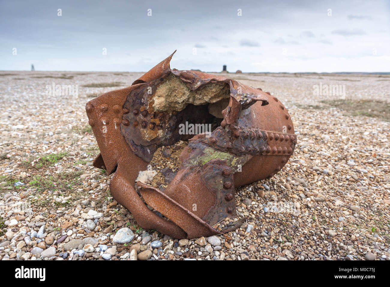 Orford Ness, eine große Bombe Gehäuse am Strand von Orford Ness, ein Relikt aus, wenn die Website war ein geheimer Defence Research Facility in den 40s & 50s Stockfoto