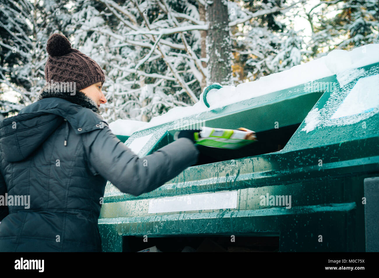 Frau recycling Abfallentsorgung depo Stockfoto