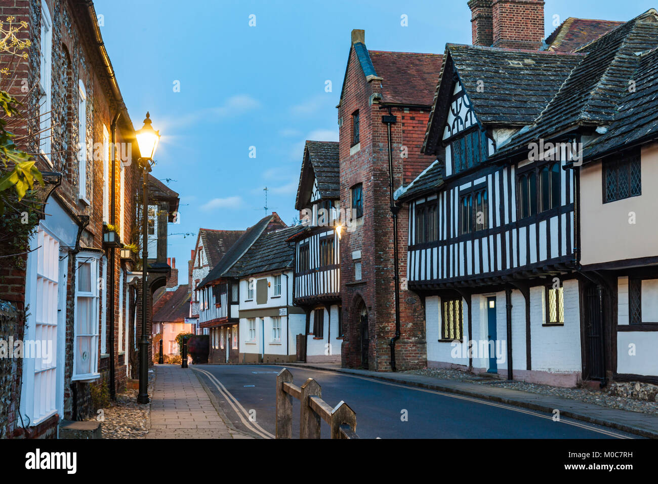 Abend in der Church Street in Steyning, West Sussex, England. Stockfoto