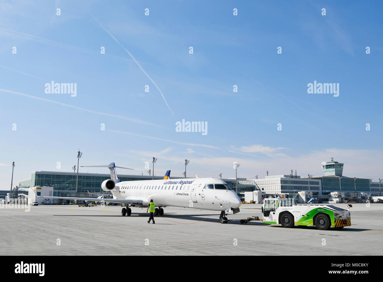 Elektrische Drücken zurück Lkw, elektrische Antriebe, Hybrid-, Elektro, E-Power, E, Räder, Motor, Leistung, grün, gehen, Terminal 1, Tower, Flughafen München, Stockfoto