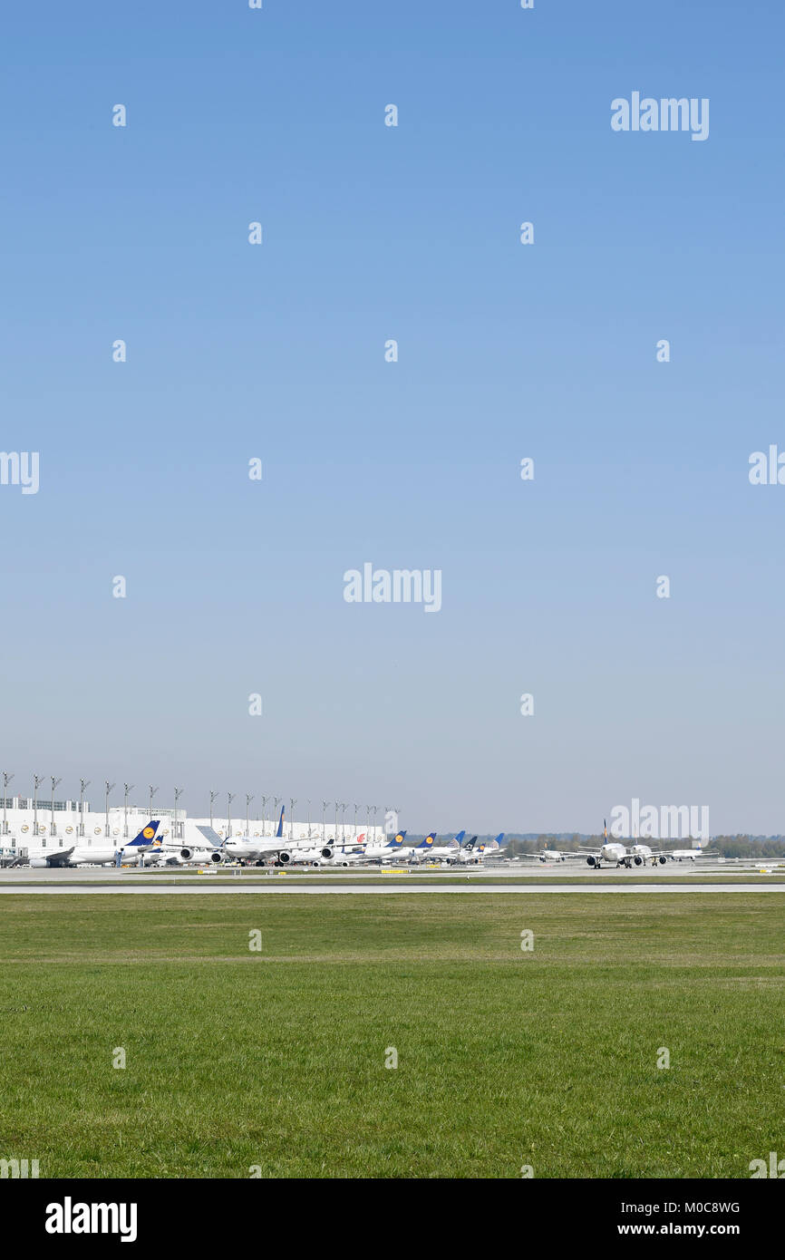 Line Up, Terminal 2, Lufthansa, Satelliten, Turm, Flugzeuge, Flugzeug, Flugzeug, Rampe, Position, Abstand, Verarbeitung, Prüfung, Flughafen München, Stockfoto