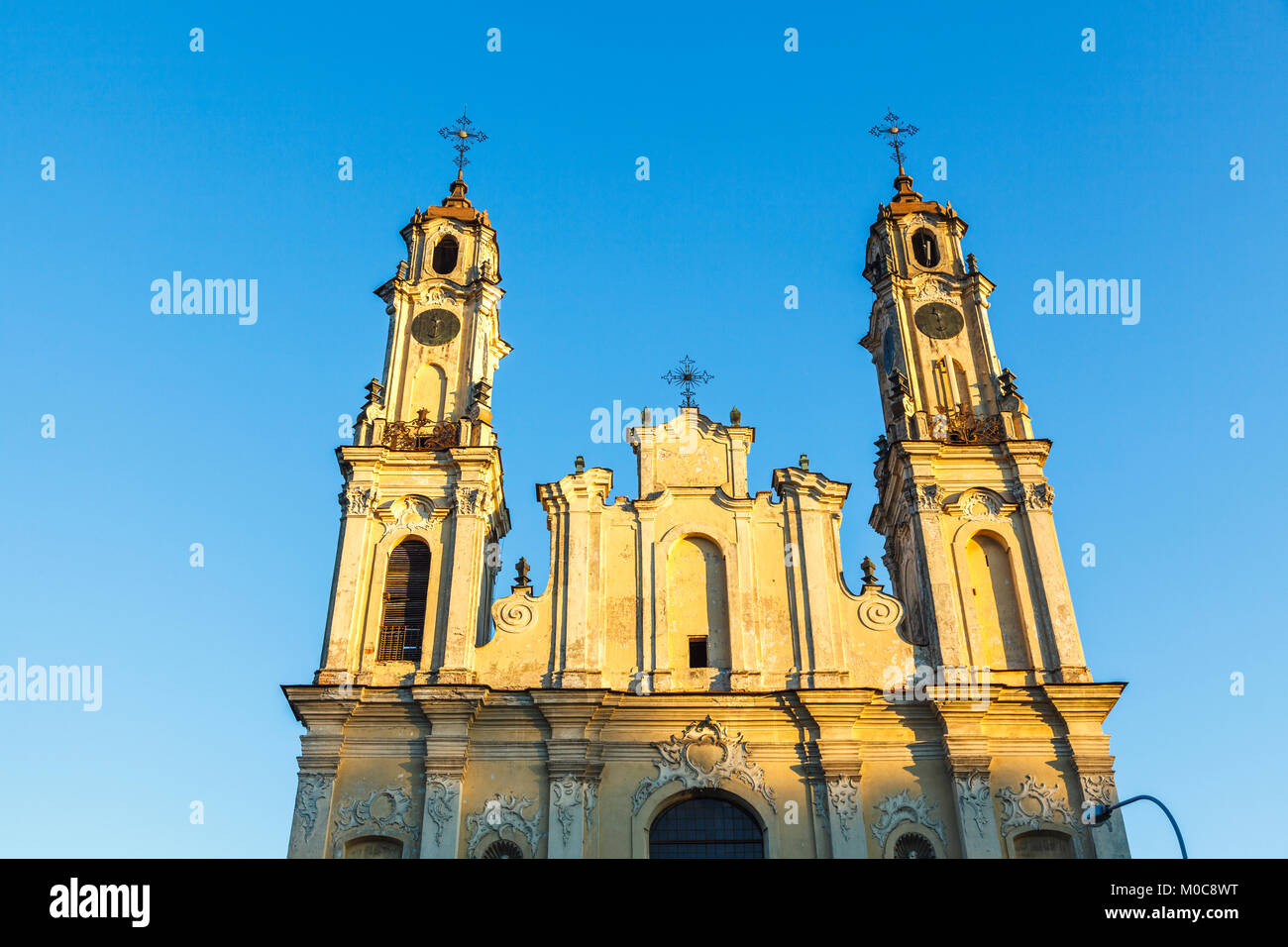 Twin Towers an der Vorderseite der Missionare der Kirche der Himmelfahrt, Vilnius, die Hauptstadt Litauens, Osteuropa Stockfoto