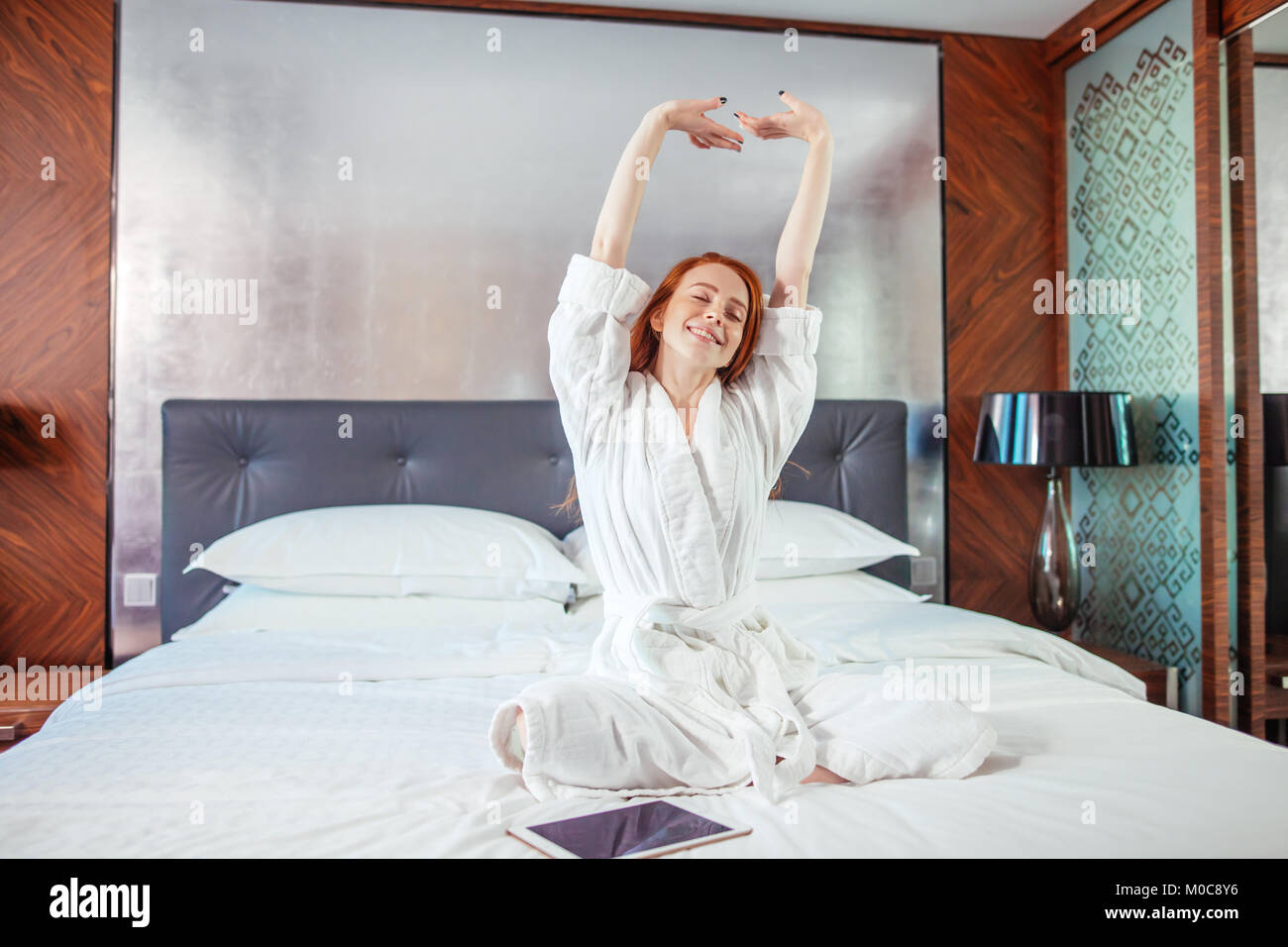 Rothaarige Frau Stretching im Bett nach dem Aufwachen Stockfotografie -  Alamy