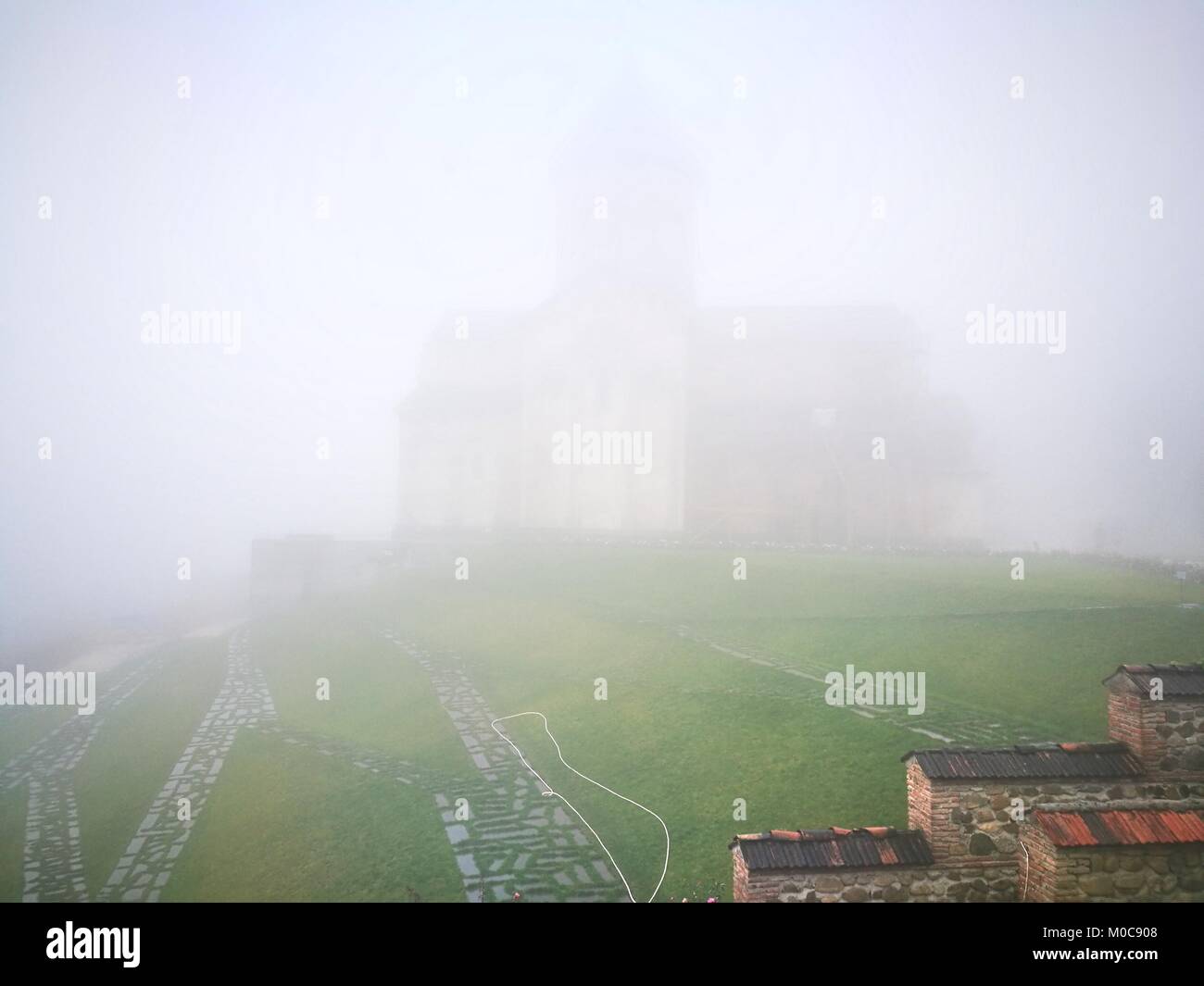 Der Nebel in Signagi Stadt am östlichsten Region Georgiens Stockfoto