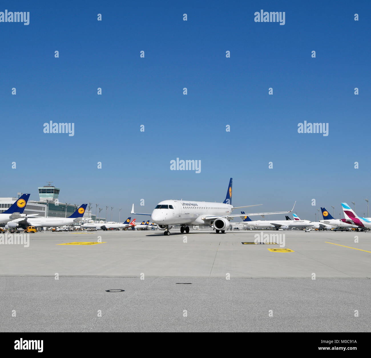 Lufthansa, Airbus, A 321-100, Push, Push, Lkw, Roll, Flughafen München, Satellit, Terminal 2. Stockfoto