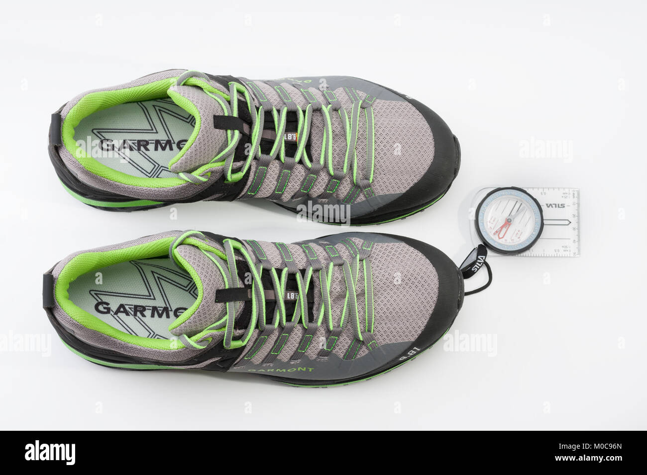 Brnenec, Tschechische Republic-July 9,2017: Damen Schuhe Garmont 9,81 speed  II für Trail Running, schnell klettern, wandern und magnetischen Kompass  auf weißem backgro Stockfotografie - Alamy