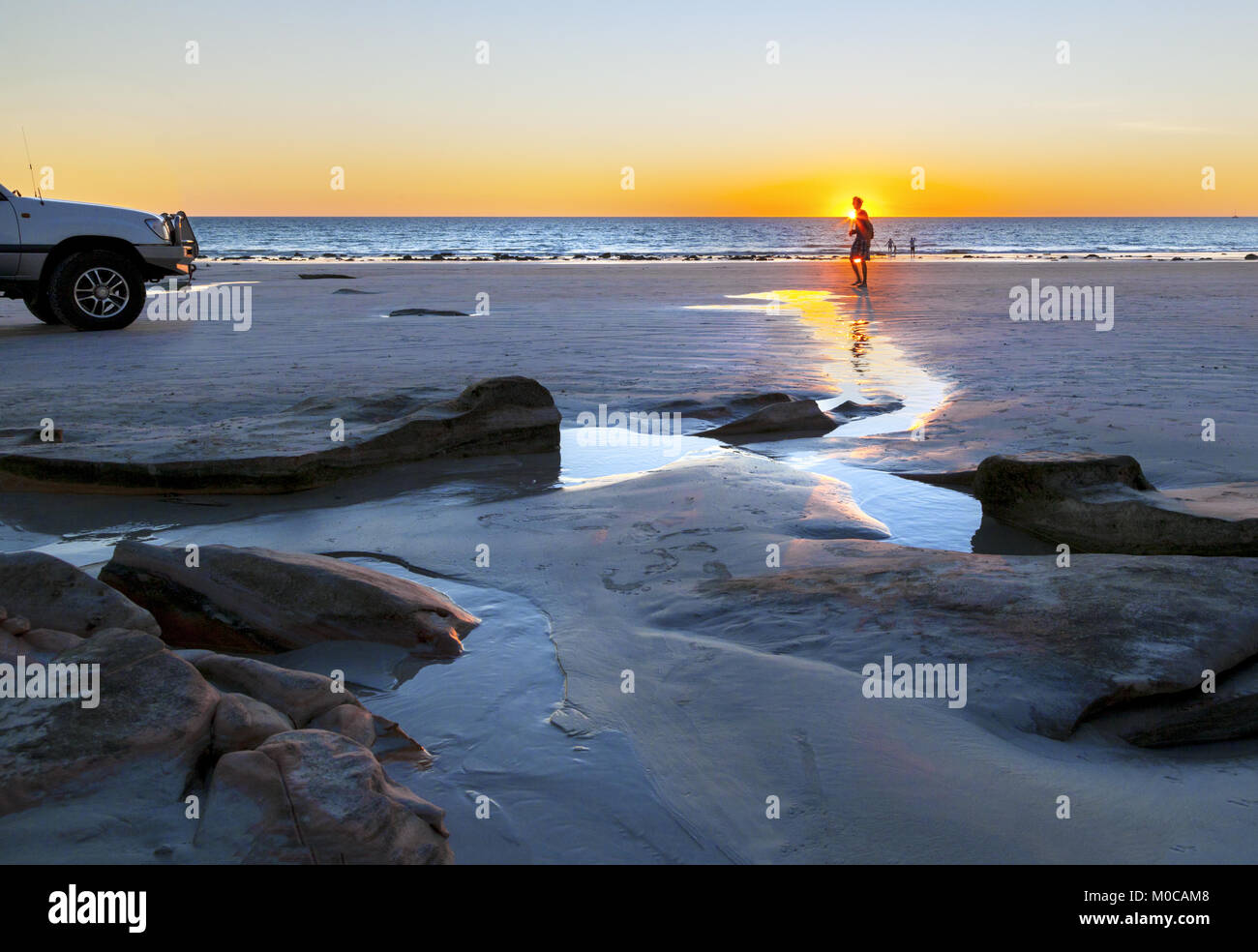 Ein gemütlicher Spaziergang entlang der Cable beach, Broome, Western Australia. Stockfoto