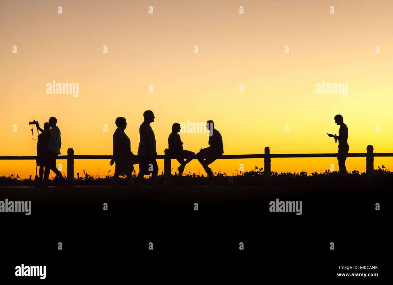 Silhouetten bei Sonnenuntergang. Cable beach, Broome, Australien: Eine abstrakte Sammlung von Zahlen als passing Parade, vorbei die Zeit am Strand. foto 1 Stockfoto