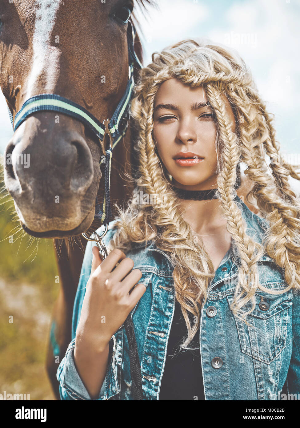 Outdoor fashion Portrait von schönen jungen Mädchen mit braunen Pferd. Hippie Style. Sommer vibes. Herbst Stockfoto