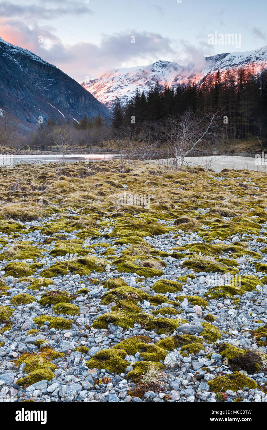 Schöner Frühling Abend im Tal Romsdalen, Østfold, Norwegen. Stockfoto