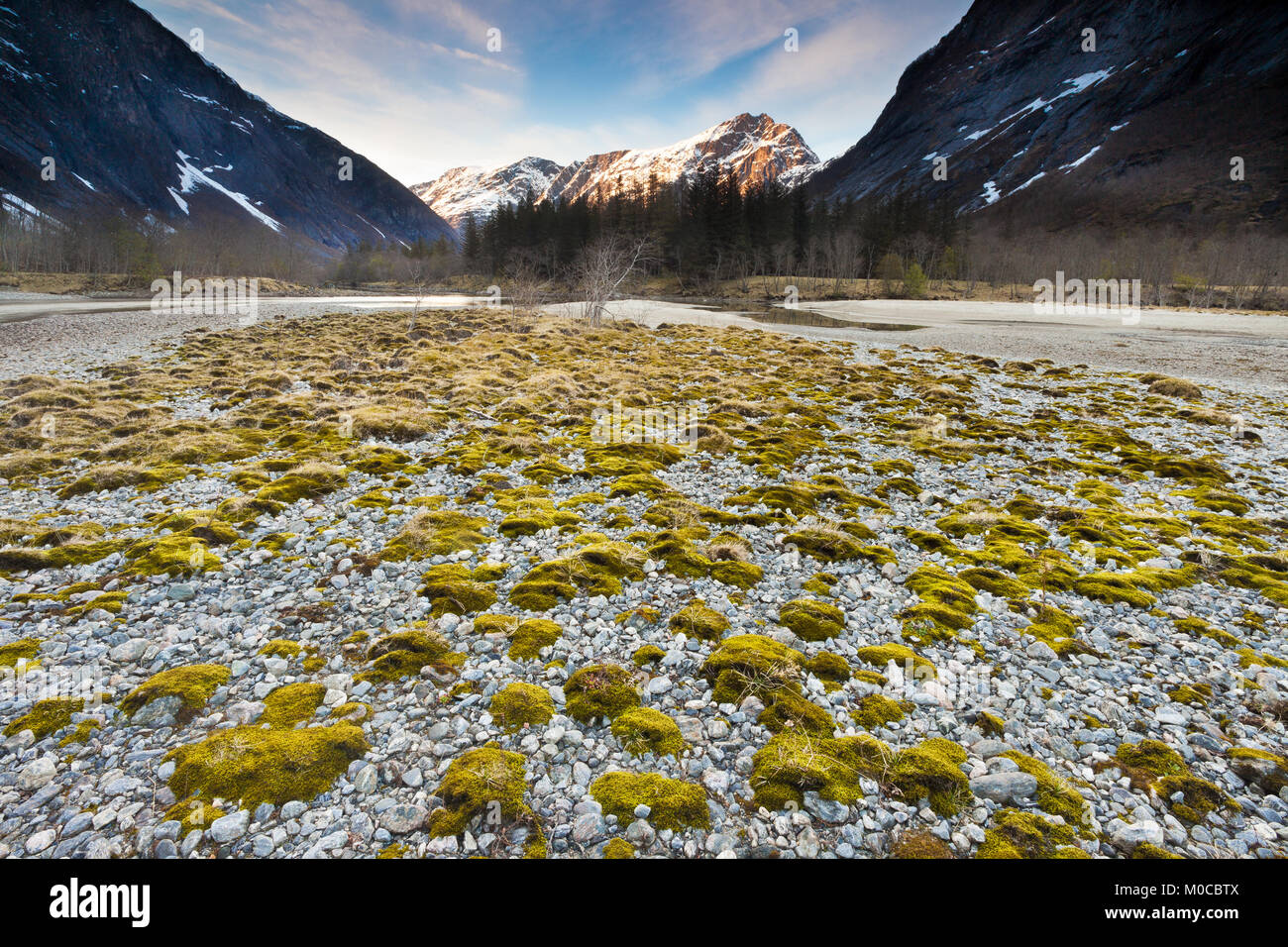 Schöner Frühling Abend im Tal Romsdalen, Østfold, Norwegen. Stockfoto