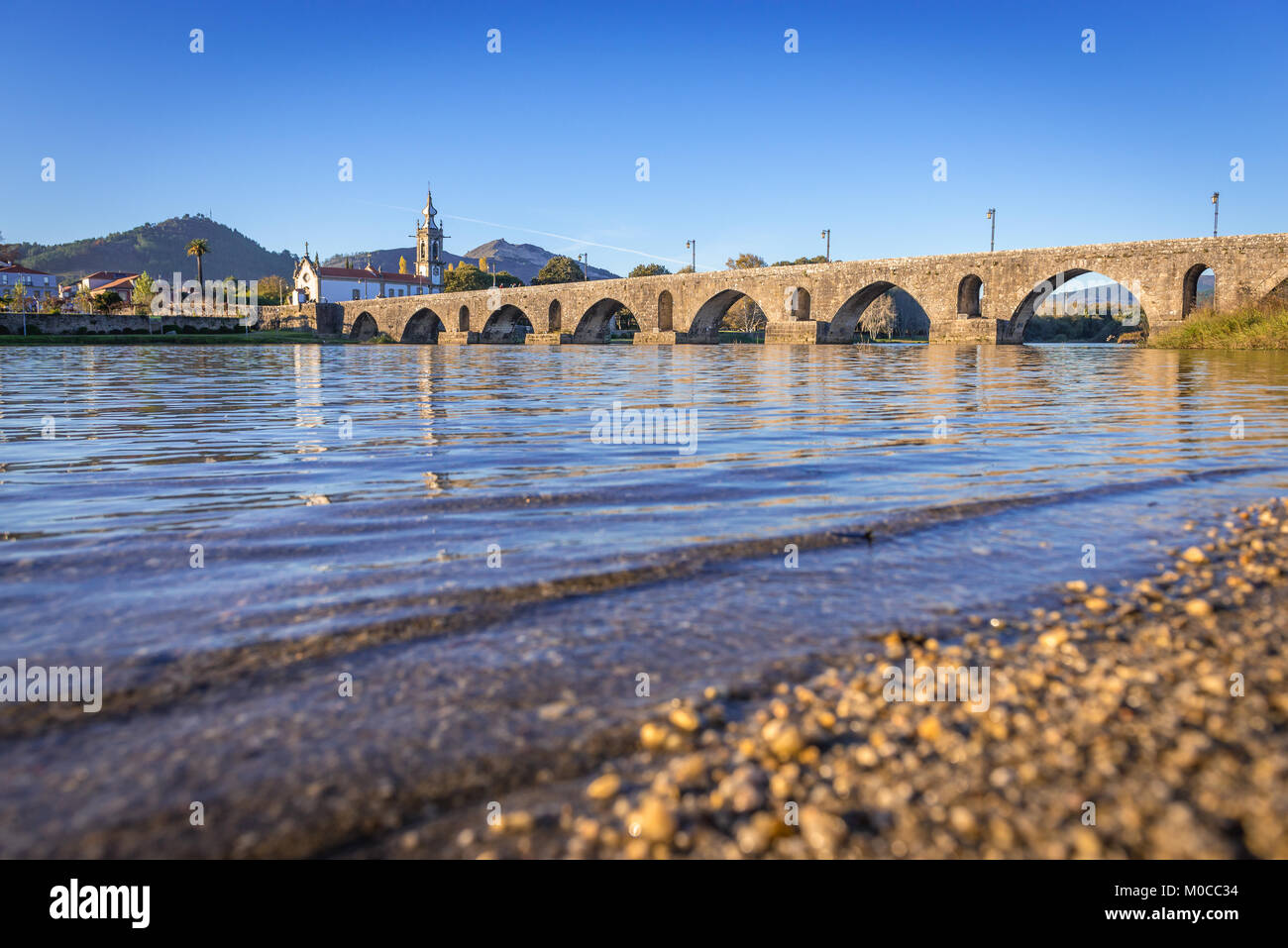 Kirche von Santo Antonio Da Torre Velha und Römische Brücke über den Fluss Lima Ponte de Lima Stadt, Teil des Bezirks von Viana do Castelo, Portugal Stockfoto