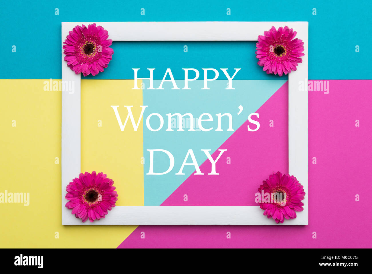 Der glückliche Frauen Tag Pastell Candy farbigen Hintergrund. Florale Tag der Frauen flach minimale geometrische Muster Grußkarte. Stockfoto