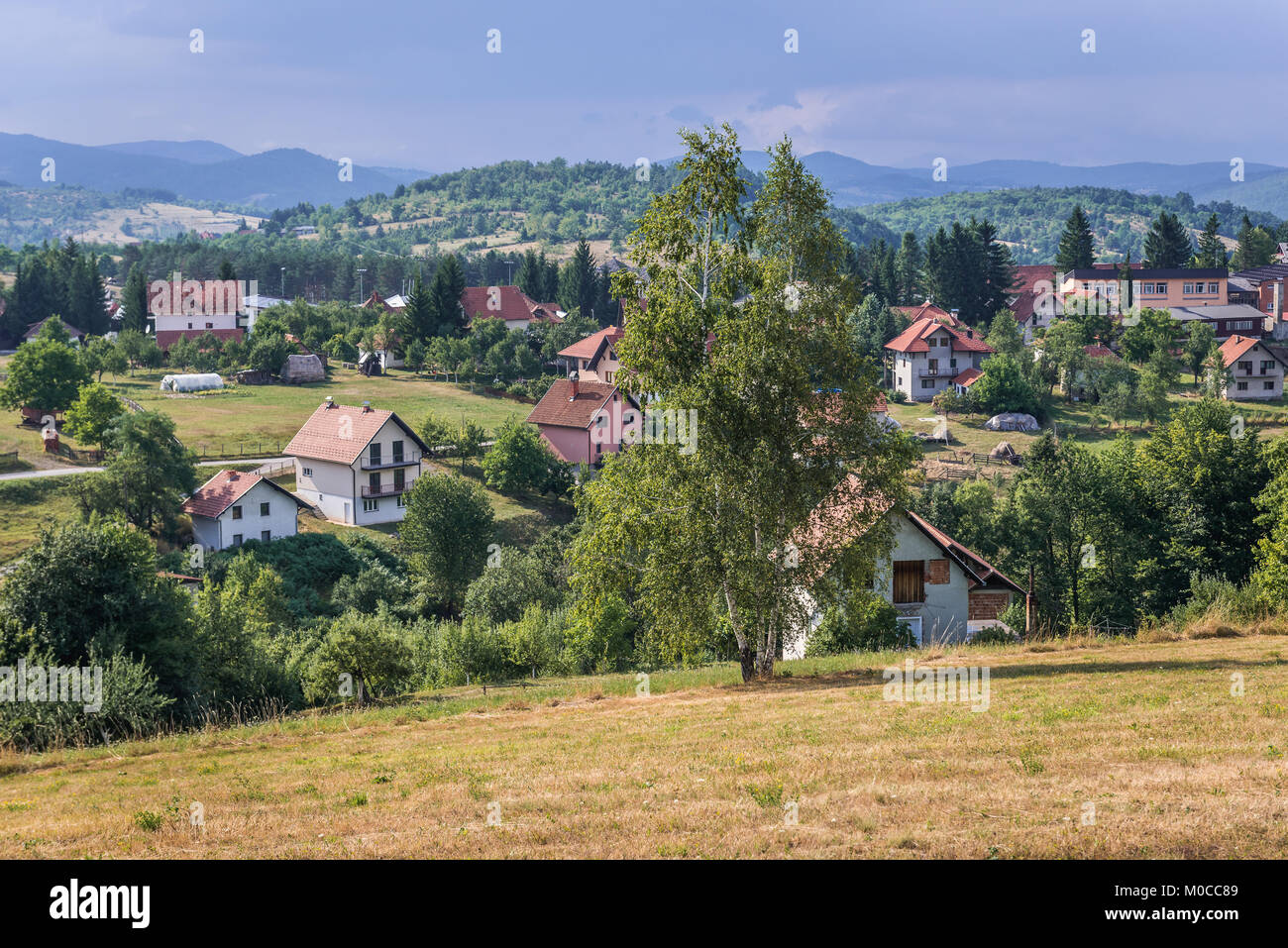 Luftaufnahme von Sirogojno Dorf in Zlatibor bergige Region im westlichen Teil von Serbien Stockfoto