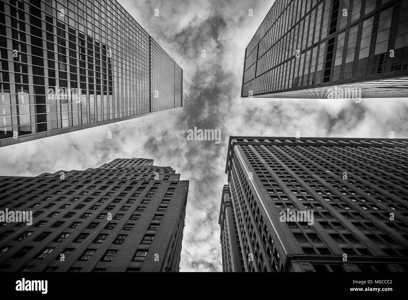 Ein Blick in den Himmel zwischen den Hochhäusern in der Wall Street in New York City. Stockfoto