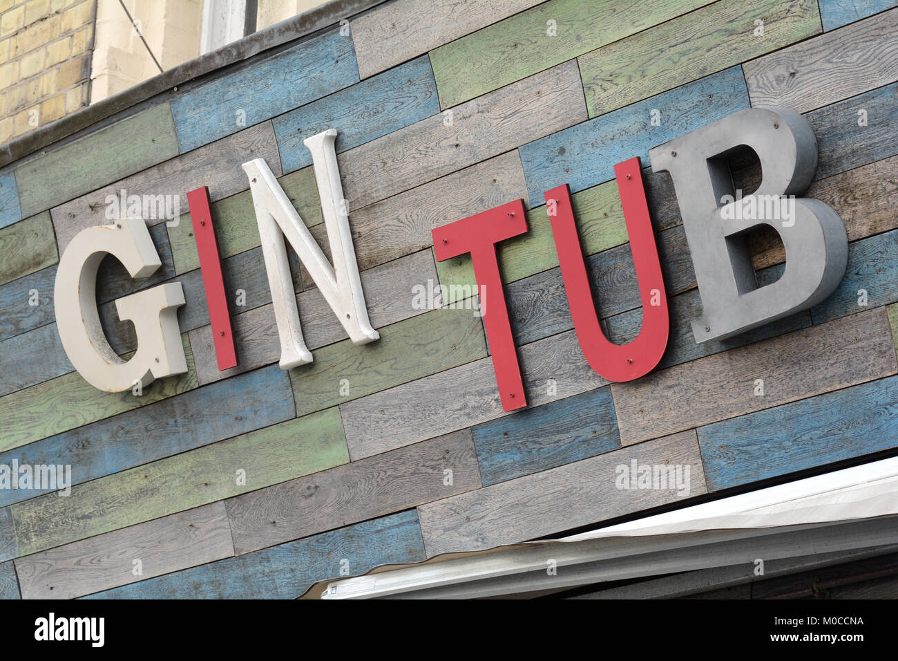 Zeichen für die GIN Whirlpool - eine lokale Bar in Hove, die in Gin spezialisiert. Stockfoto