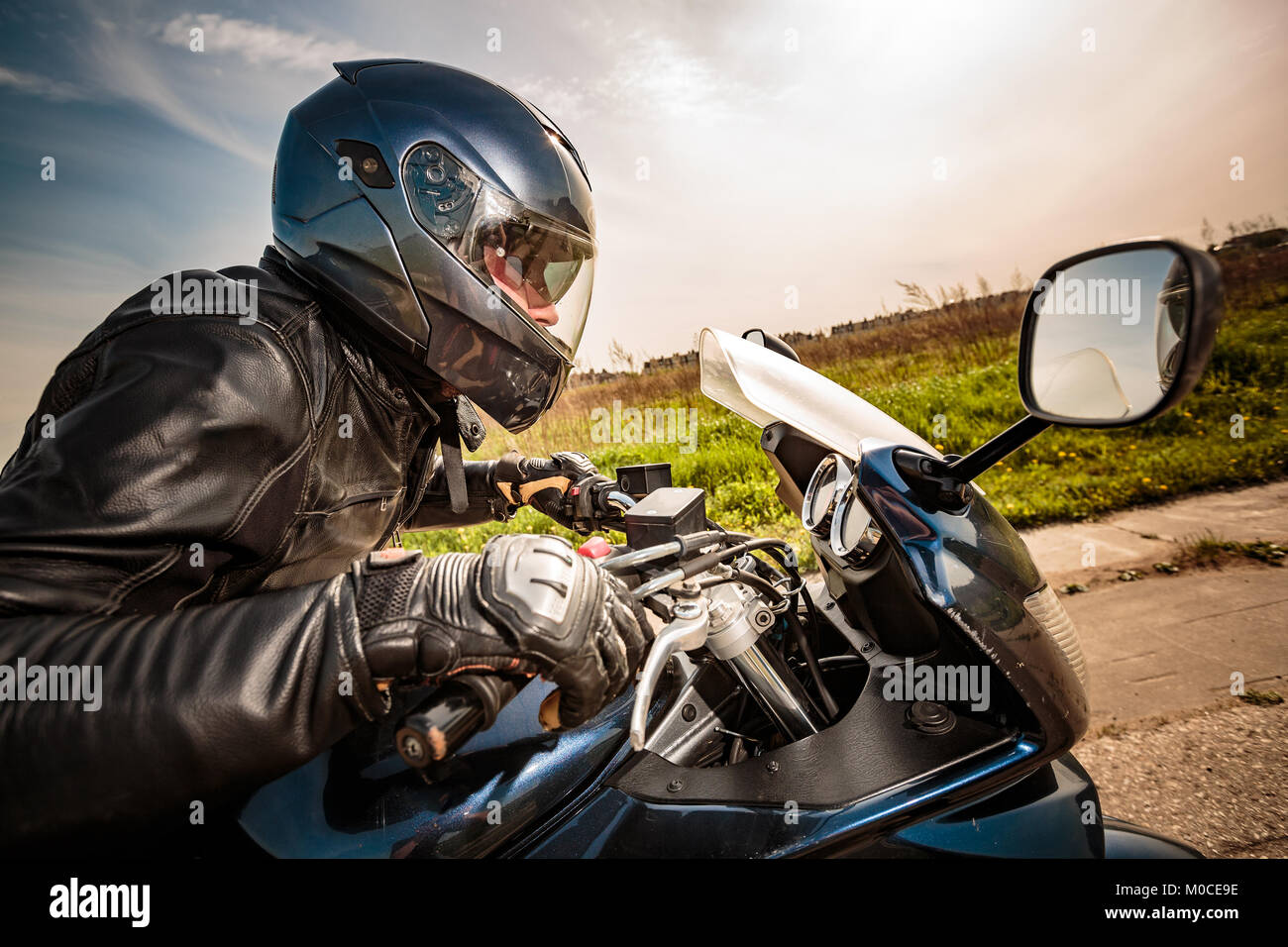Biker Helm und Leder Jacke racing auf der Straße Stockfoto