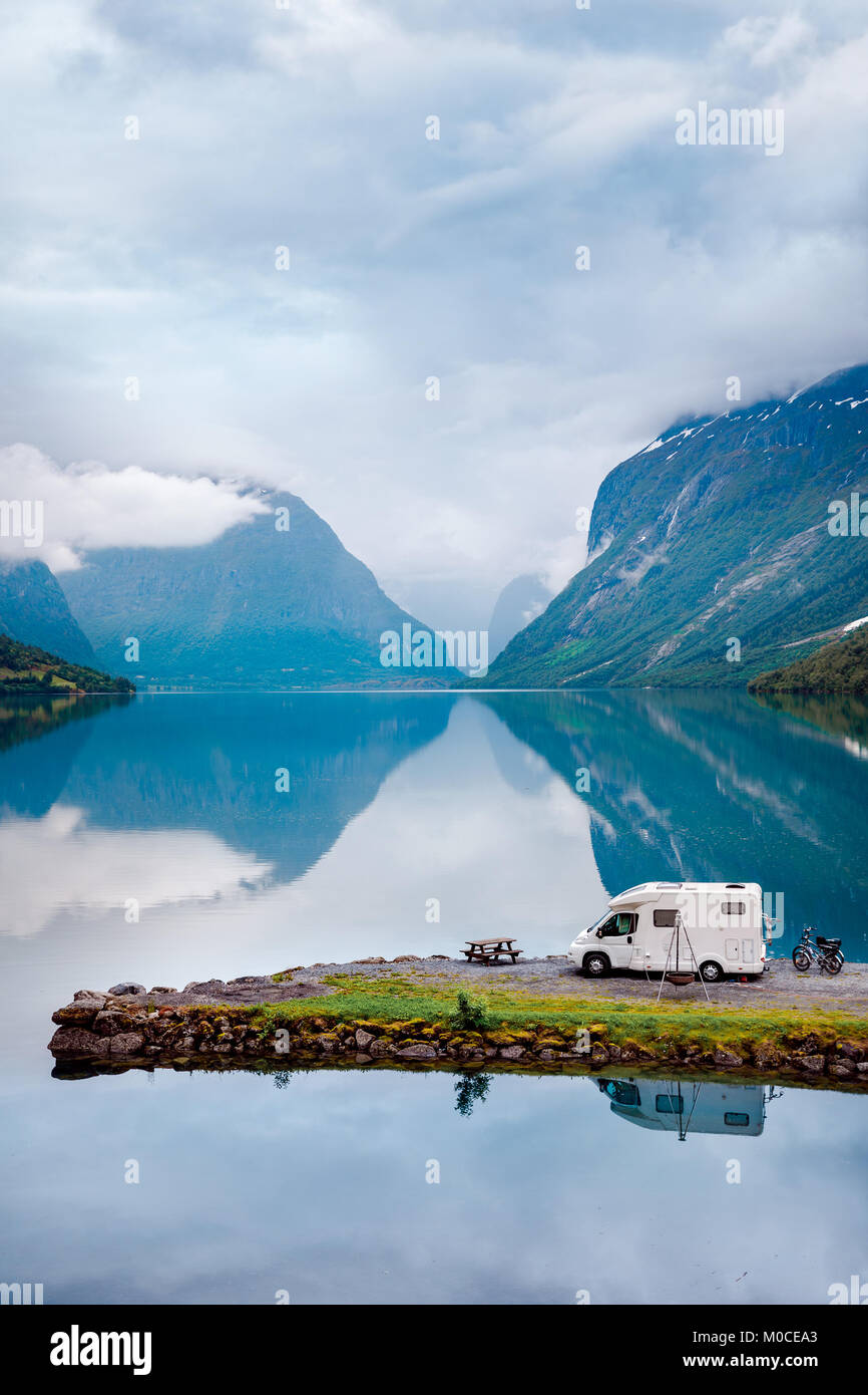 Familienurlaub reisen RV, Urlaub im Reisemobil, Caravan Auto Urlaub. Schöne Natur Norwegen natürliche Landschaft. Stockfoto