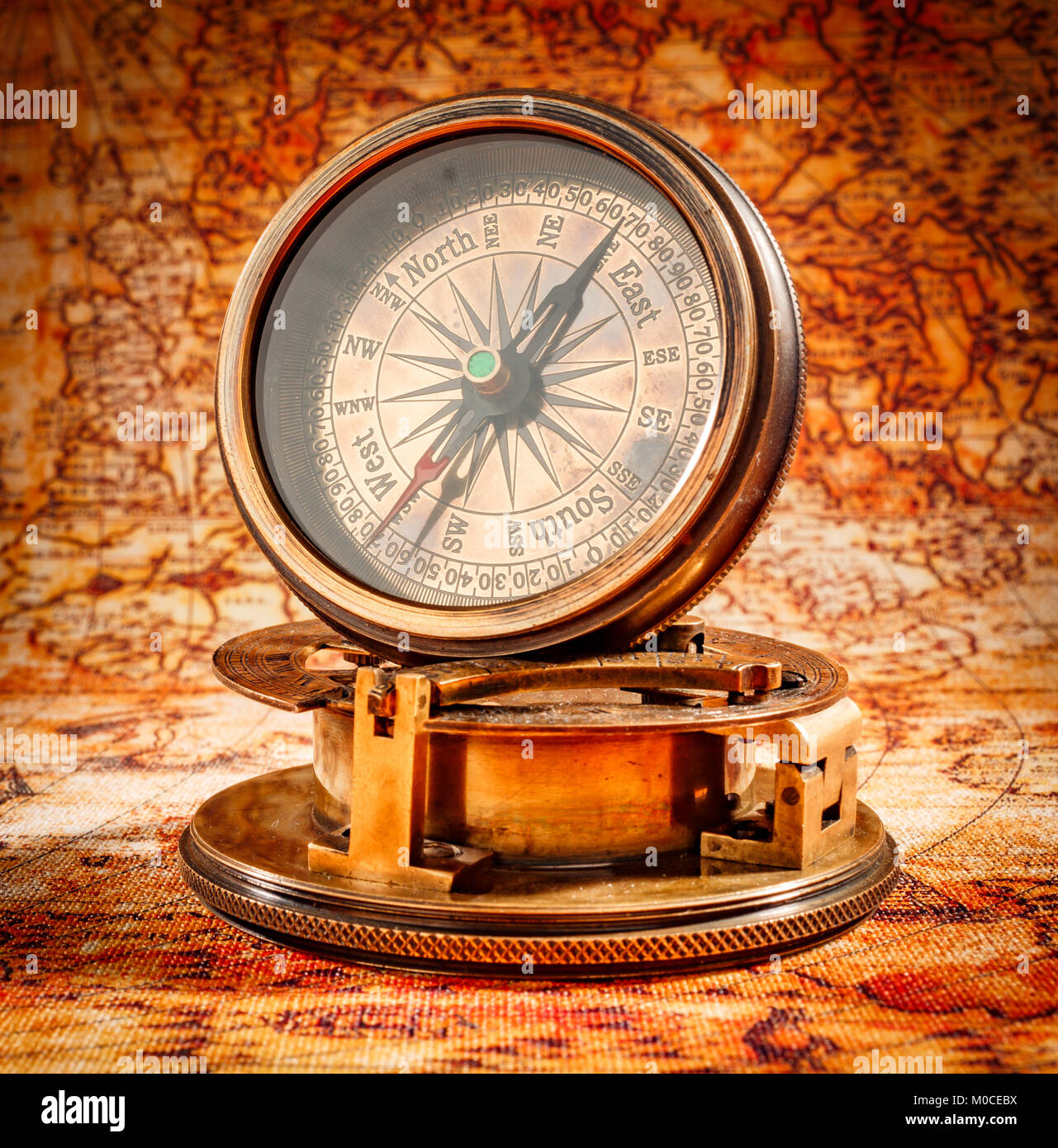 Vintage Stillleben. Vintage Kompass liegt auf einer alten Weltkarte im Jahre 1565. Stockfoto