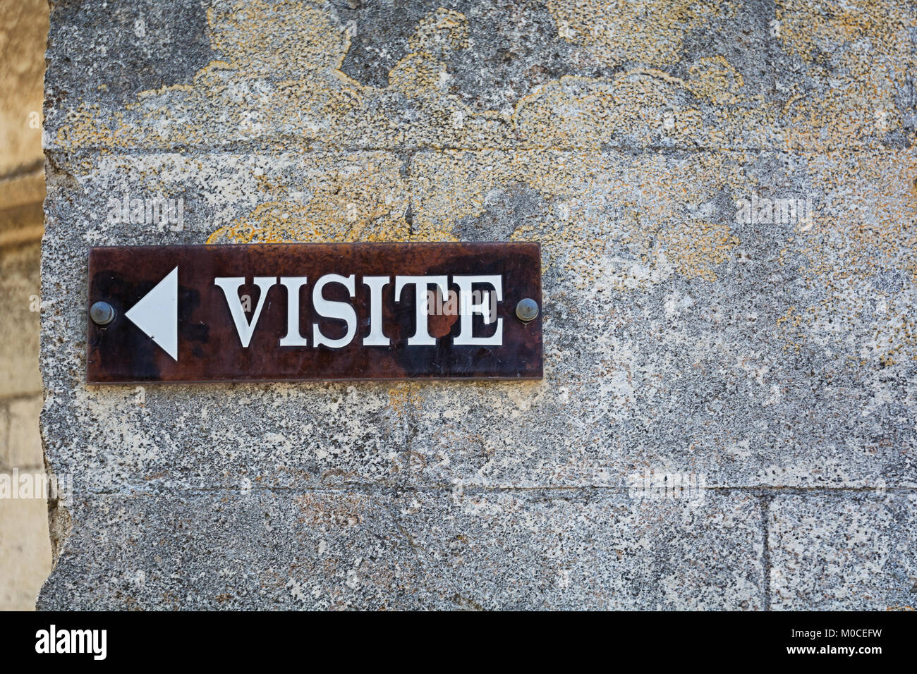 Zeichen an der Wand der Kathedrale in Viviers, der die Richtung der Besucher zeigt Stockfoto