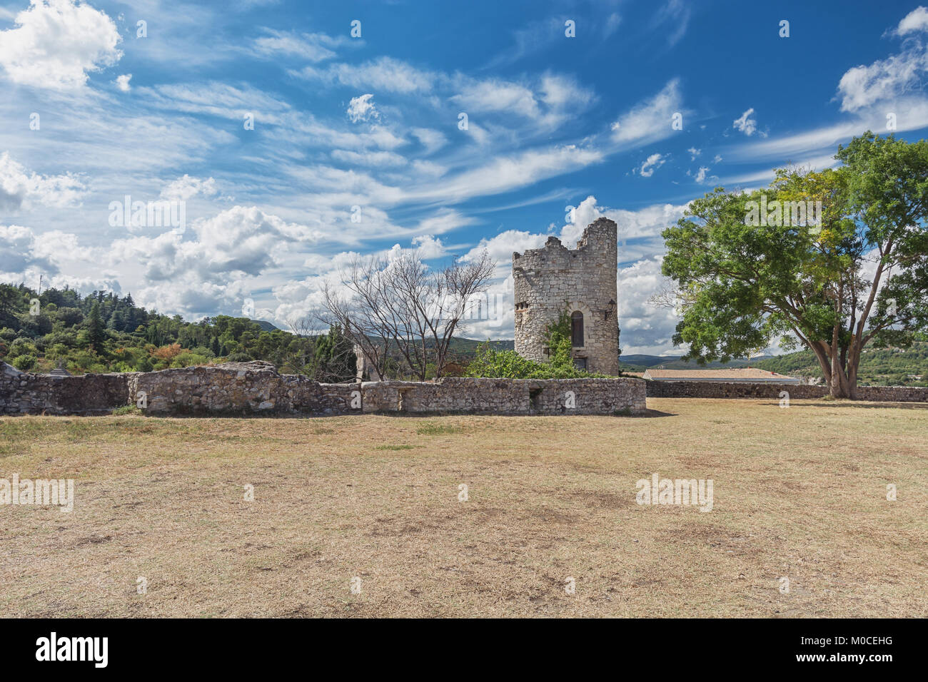 Die Ruinen einer mittelalterlichen Festung in der Ortschaft Viviers in der Ardeche Region in Frankreich Stockfoto