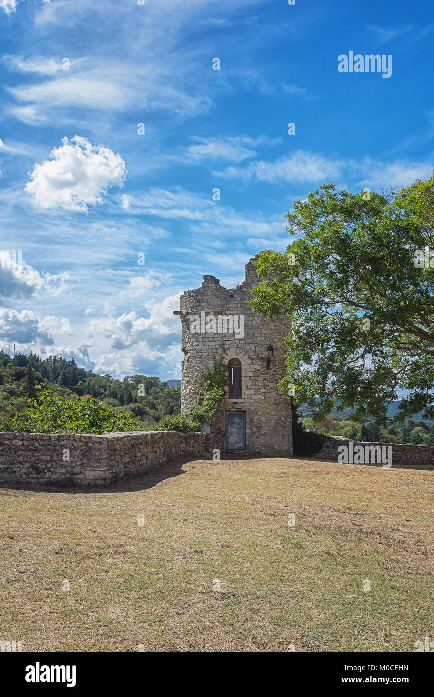 Die Ruinen einer mittelalterlichen Festung in der Ortschaft Viviers in der Ardeche Region in Frankreich Stockfoto