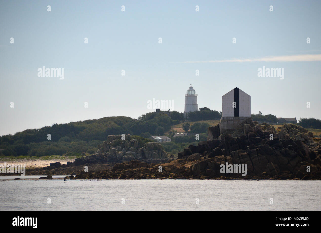 Die schwarze Linie Tag Marker und der Weißen stillgelegten Leuchtturm von Smith Sound auf die hl. Agnes, die Scilly-inseln, Cornwall, Großbritannien. Stockfoto