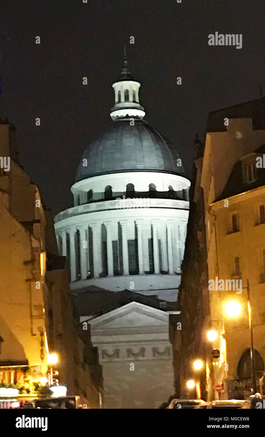 Dieses Bild des Pantheon in der Nacht in Paris wurde im Dezember 2017 aufgenommen. Der Pantheon ist im Quartier Latin in Paris, Frankreich. Es wurde ursprünglich als Kirche St. Genevieve gebaut. Louis XV, dieses Denkmal als Dankbarkeit gegenüber Gott nach seiner Gesundheit erholt hatte. Während der Zeit der Französischen Rvolution, Regierung änderte die Kirche in ein Mausoleum, ein Ort außergewöhnliche Franzosen, die ihr Leben für ihr Land geopfert hatte oder wer hatte etwas Großes für Frankreich zu begraben. Das Pantheon umgedreht hin und her zu einer Kirche im Laufe der Jahre angenommen, aber schließlich seine dauerhafte Rolle als Stockfoto