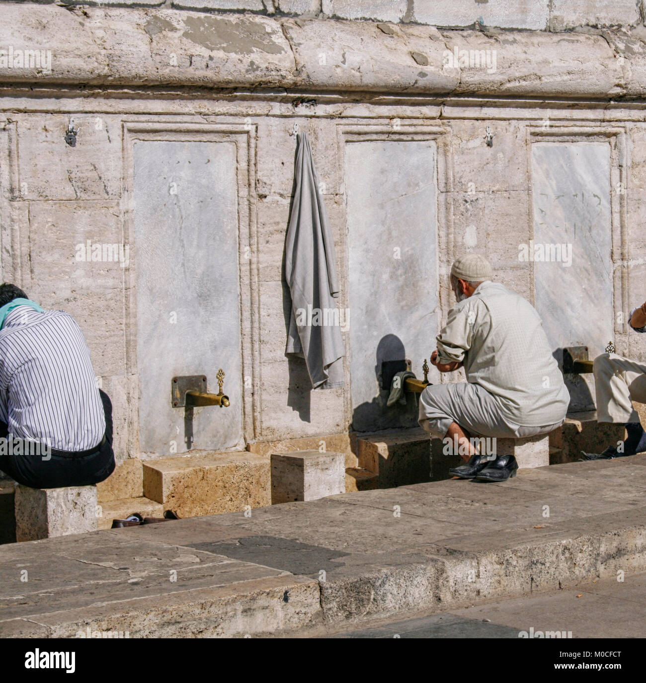 Türkisch-muslimische Männer waschen Füße vor der Moschee Stockfotografie -  Alamy