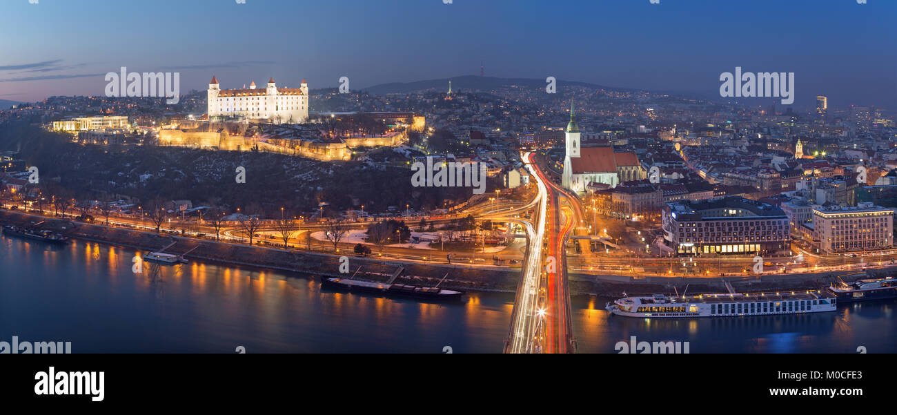 Bratislava - Panoramablick auf die Skyline der Stadt von SNP-Brücke in der Abenddämmerung. Stockfoto