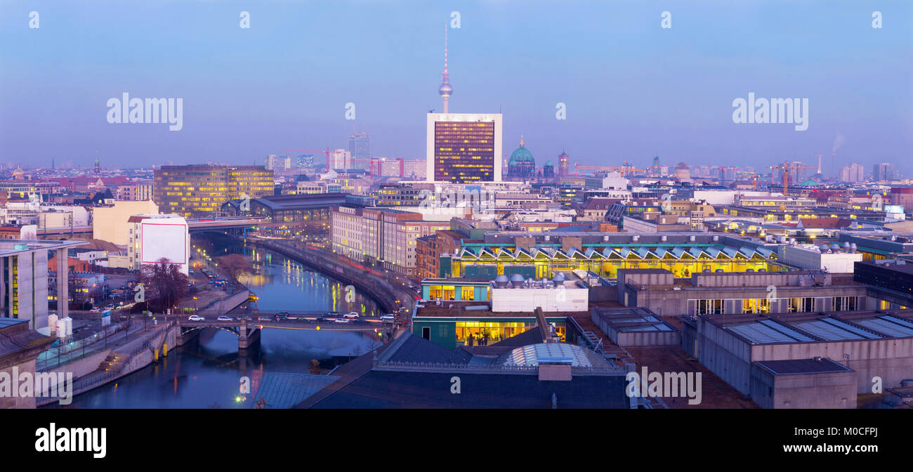 Berlin - Das Panorama von Berlin in der Abenddämmerung. Stockfoto