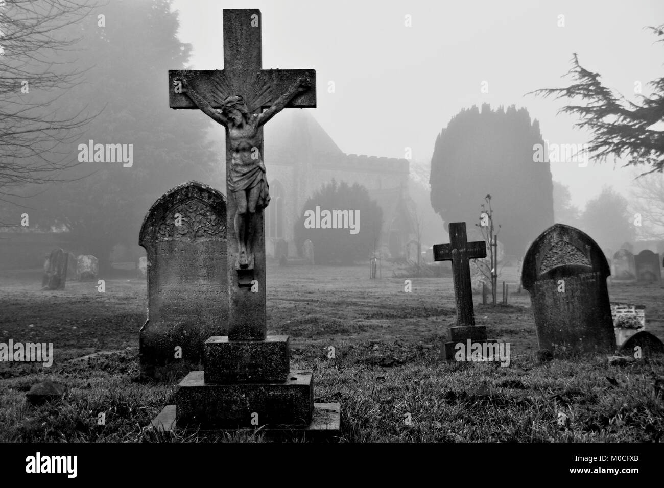 Nebelige Friedhof, Hatfield Peverel, Essex. Stockfoto