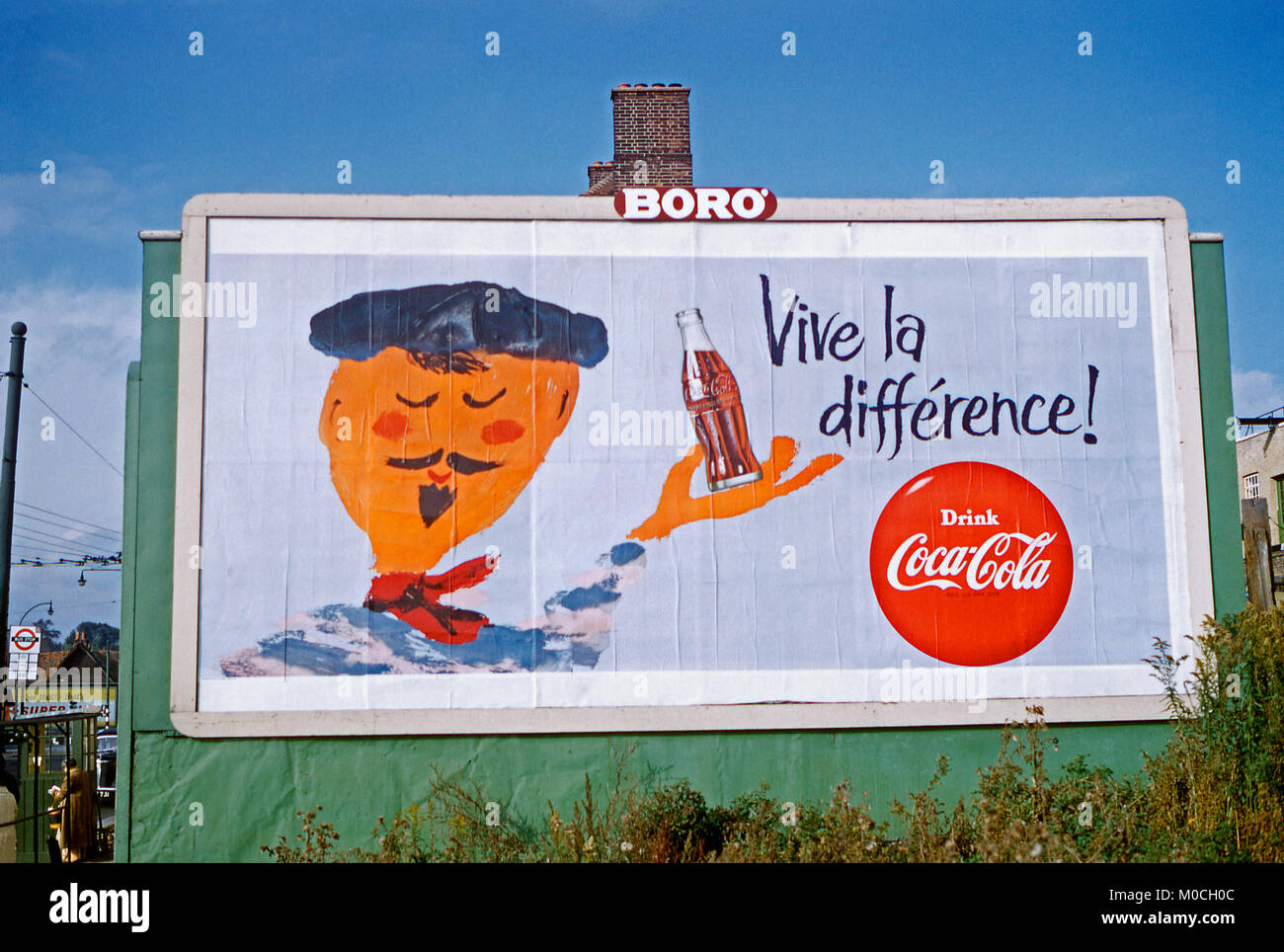 1959 Poster auf einer Werbetafel oder Plakatwand in Edgware, nördlich von London mit dem Französischen Sprichwort: "Vive la Difference" (langer den Unterschied live) Werbung Coca Cola. Die französischen Thema setzt mit der Darstellung eines Franzosen, eine Flasche Cola Stockfoto