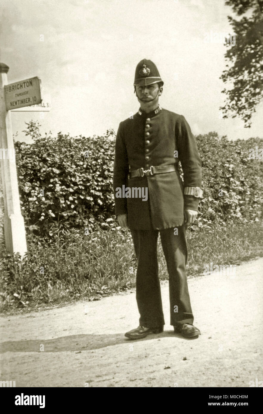 Dorf Polizist in ländlichen East Sussex 1900. Das Zeichen hinter ihm zeigt er ist 10 Meilen nördlich von Brighton Stockfoto