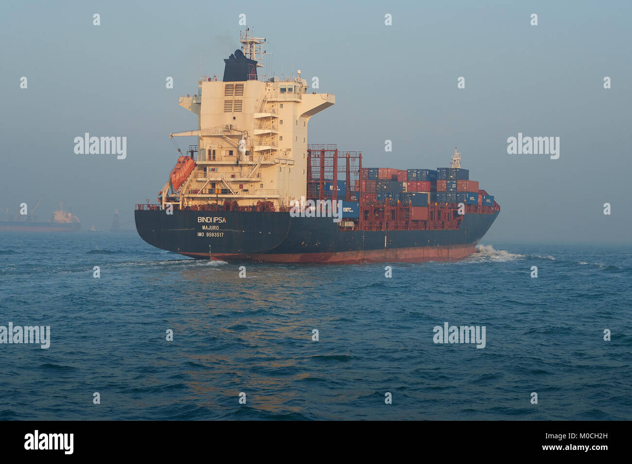 Containerschiff, BINDIIPSA, verlässt den East Lamma Channel, Hongkong, China. Stockfoto
