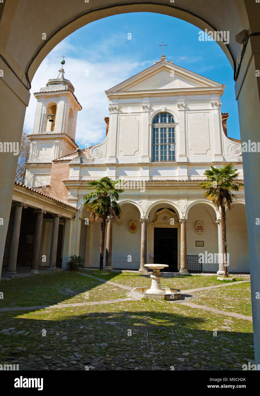 Rom, Italien, März, 2012: Die Chiesa di San Clemente mit dem Atrium. Stockfoto