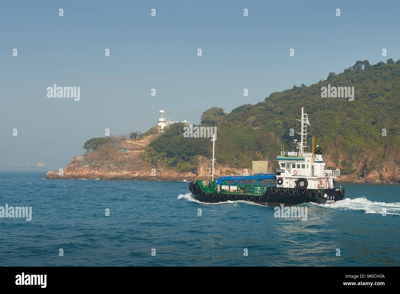 Bunker Schiff, NEW OCEAN 8, übergibt die Grüne Insel Lightouse in Victoria Harbour und Hong Kong. Stockfoto