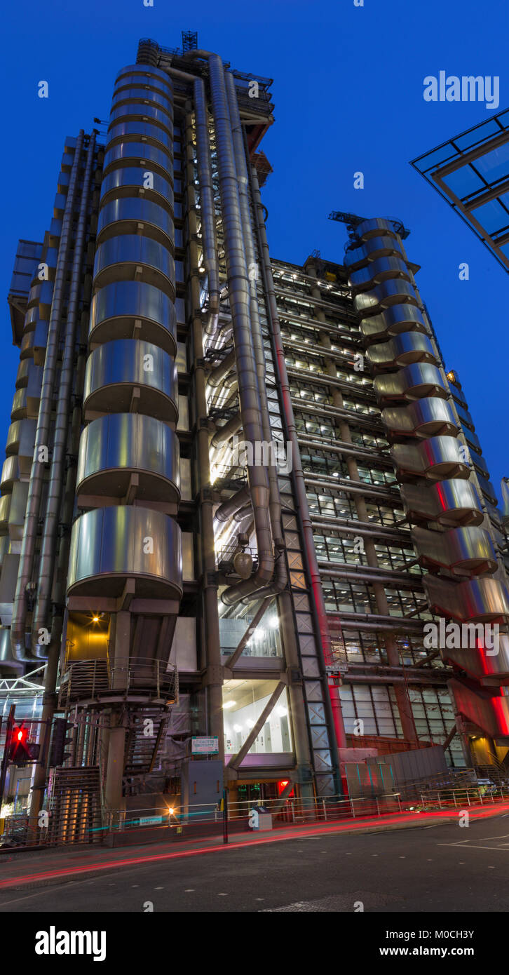 LONDON, Großbritannien - 18 September, 2017: Die Türme von Lloyd's Building in der Abenddämmerung. Stockfoto