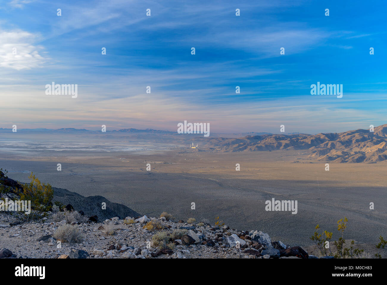 Searles Valley, Kalifornien, die Stadt von Trona ist in der disteance. Stockfoto