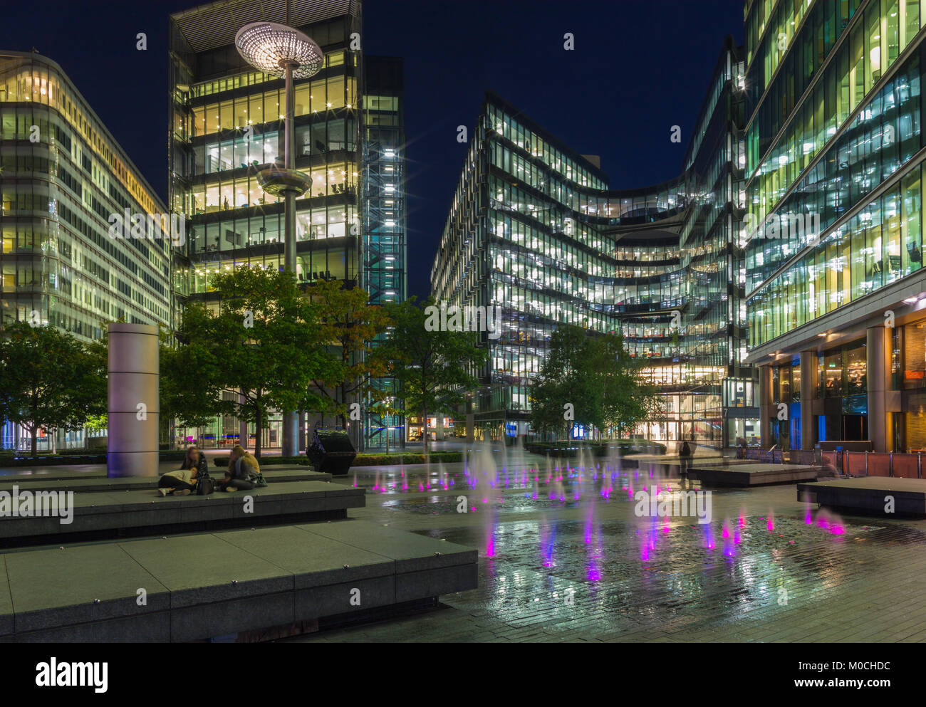 London - Die moderne Architektur und die Brunnen von mehr London Riverside in der Abenddämmerung. Stockfoto