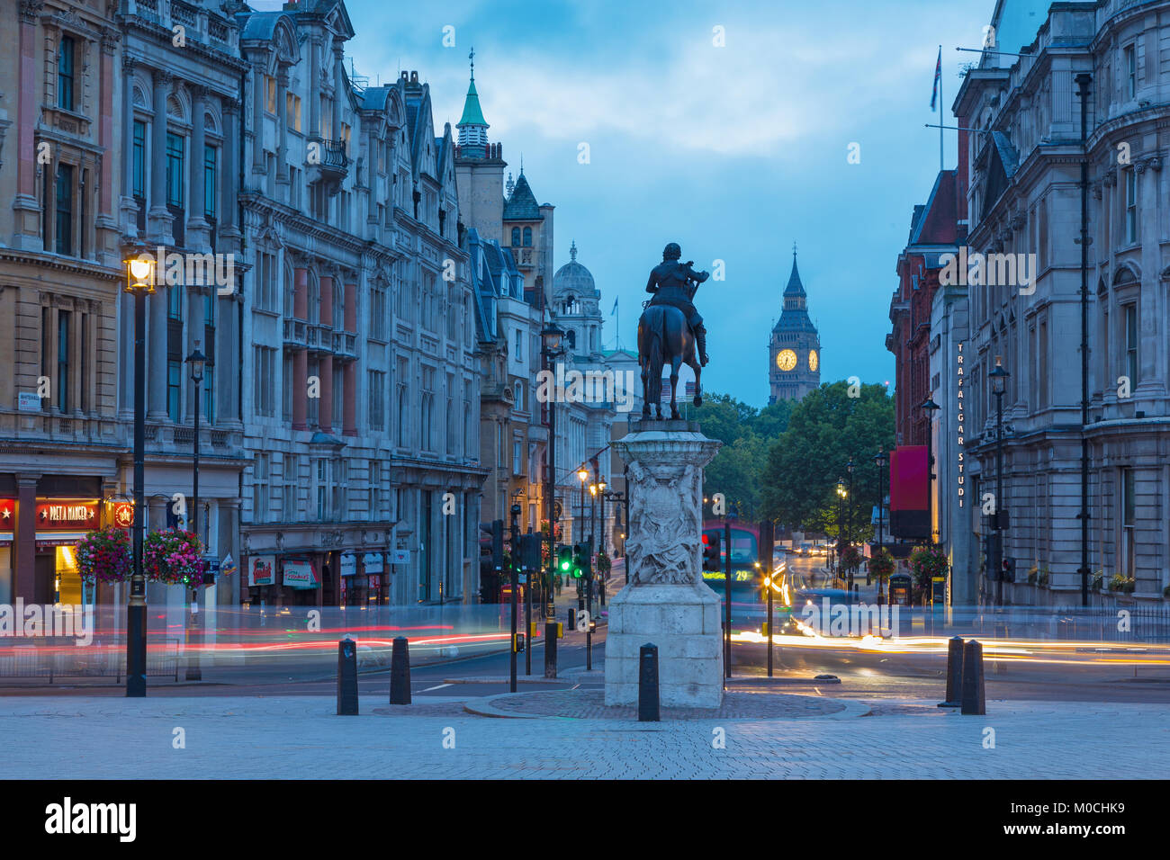 LONDON, Großbritannien - 18 September, 2017: Die Aussicht vom Trafalgar Square in der Abenddämmerung. Stockfoto