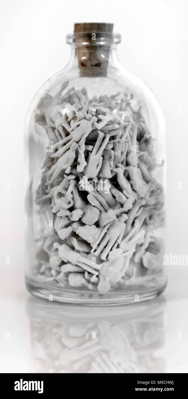 Bizarre Flasche mit einer Vielzahl von Menschen Figuren gefüllt. Weißer Hintergrund. Stockfoto